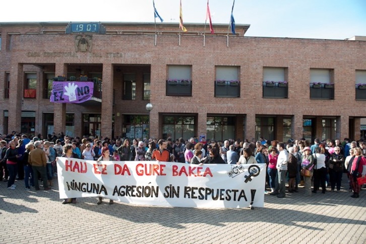 Concentración ante el Ayuntamiento de Barañain. (Iñigo URIZ / ARGAZKI PRESS)