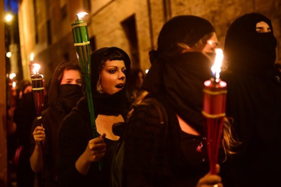 La manifestación se desarrolló a la luz de las antorchas. (Idoia ZABALETA/ARGAZKI PRESS)