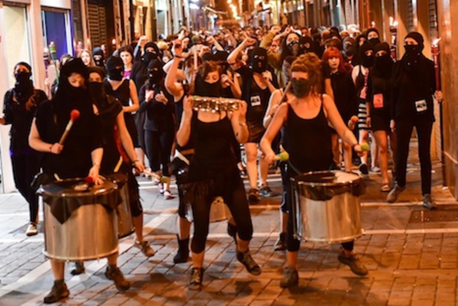 Los tambores pusieron la noche musical a la manifestación. (Idoia ZABALETA/ARGAZKI PRESS)