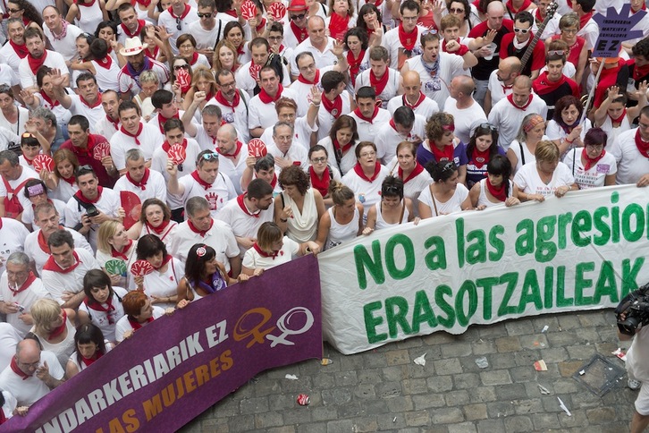 Protesta del día 7 en la que estuviero presentes Joseba Asiron y Uxue Barkos. (Iñigo URIZ / ARGAZKI PRESS)
