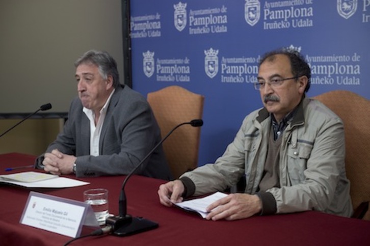 El alcalde Joseba Asiron y el responsable de la Oficina, Emilio Majuelo. (Iñigo URIZ/ARGAZKI PRESS)