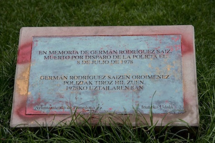 La placa municipal dedicada a Germán Rodríguez tras ser limpiada. (Iñigo URIZ/ARGAZKI PRESS)