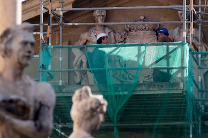 Los obreros empiezan a picar la laureada de la fachada del palacio de Diputación. (Iñigo URIZ/ARGAZKI PRESS)