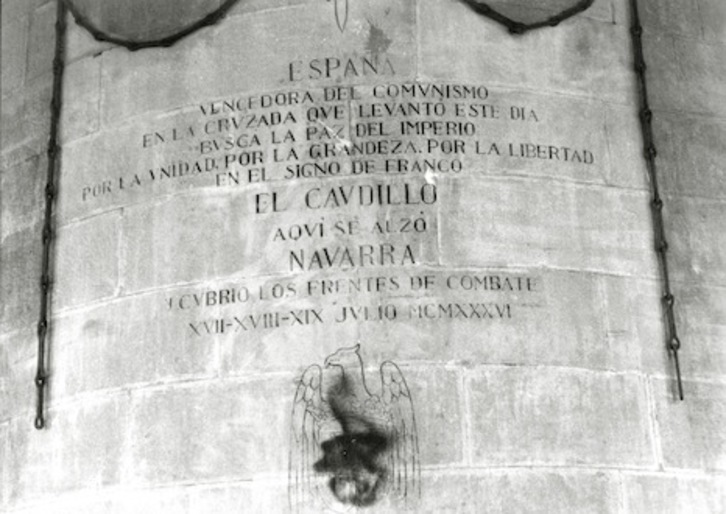 En los años 80 fue retirada esta inscripción franquista de la fachada de Diputación. (ARCHIVO DOCUMENTAL DE IÑAKI VIGOR)
