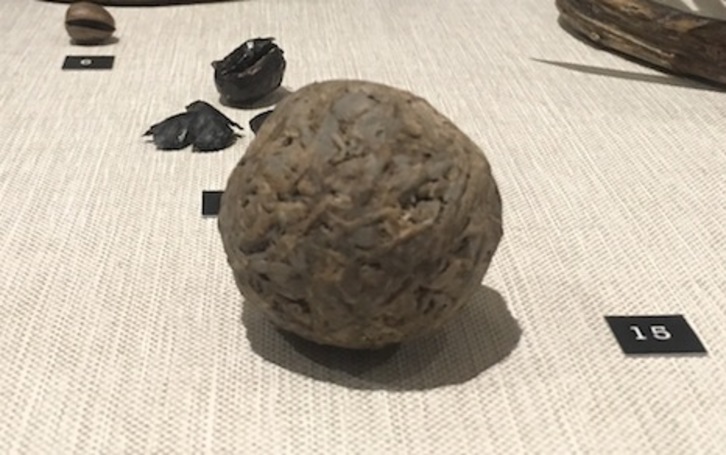 La pelota es uno de las ‘joyas’ de la exposición sobre los restos arqueológicos localizados en las excavaciones del castillo de Amaiur.
