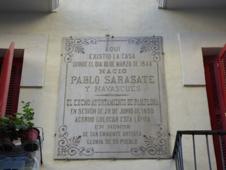 Placa que recuerda el lugar en el que nació Pablo Sarasate en la calle San Nicolás.