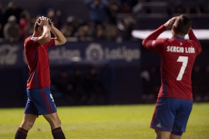 Oriol y León se lamentan de una ocasión fallada en un partido de Osasuna. (Iñigo URIZ/ARGAZKI PRESS)