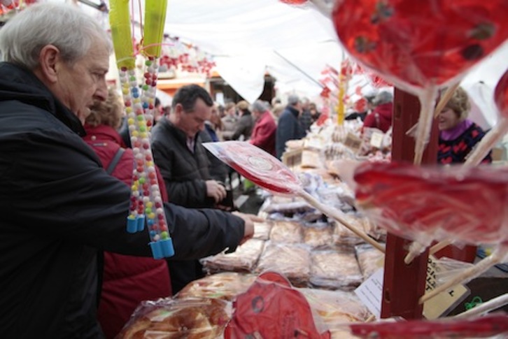 Dulces, roscos, caramelos y pastas se ponen a la venta en la plaza de San Nicolás con motivo de la festividad de San Blas. (AYUNTAMIENTO DE IRUÑEA)