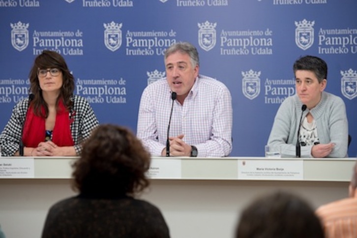 Maider Beloki, Joseba Asiron y María Victoria Borja, responsable de la asesoría jurídica del Ayuntamiento. (Iñigo URIZ/ARGAZKI PRESS)