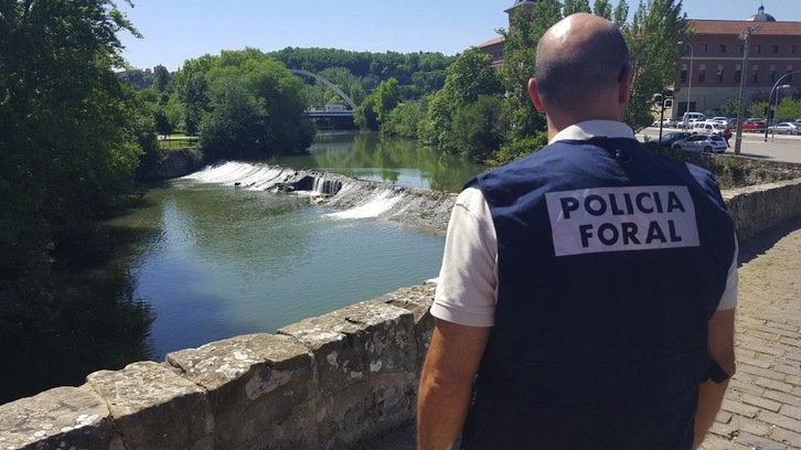 La Policía Foral se ha hecho cargo de las investigaciones. Un agente en el puente de Santa Engracia. (FORUZAINGOA)