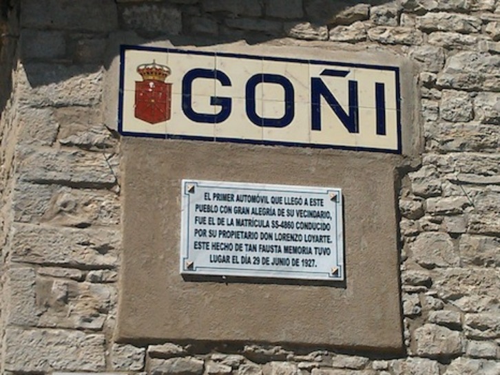 Placa que recuerda el día en que llegó el primer automóvil a Goñi. (Iñaki VIGOR)