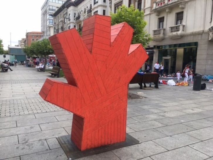 La mano roja, símbolo contra las agresiones sexistas, instalada en la avenida de Carlos III de Iruñea en sanfermines.