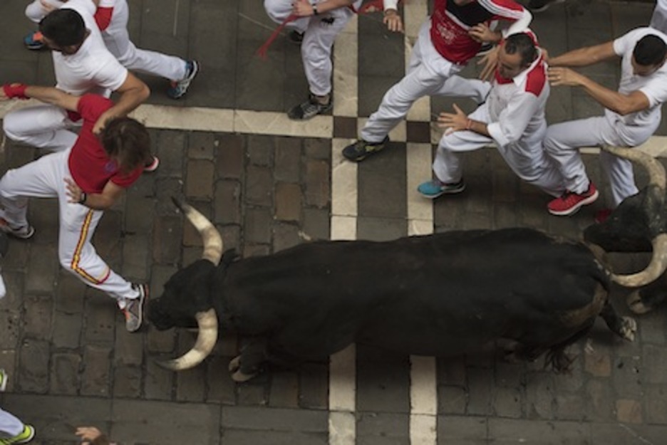 Los toros de Miura se abren paso por la Estafeta. (Juan Carlos RUIZ/ARGAZKI PRESS)