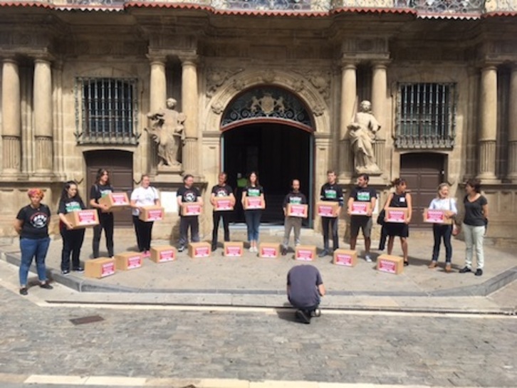 Animalistas, con las 160.000 firmas que han entregado en el Ayuntamiento de Iruñea contra las corridas de toros en sanfermines.