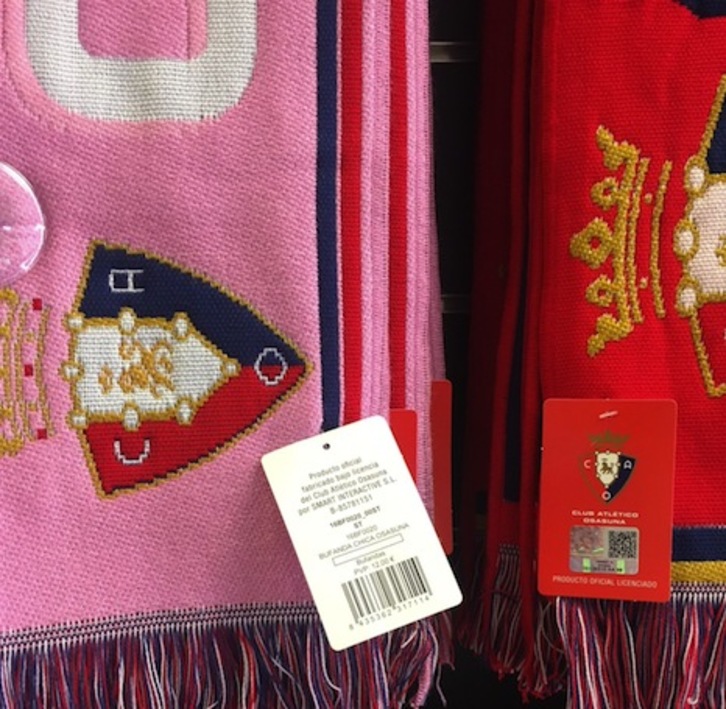 Bufanda rosa para chicas que se vende en la tienda de Osasuna.