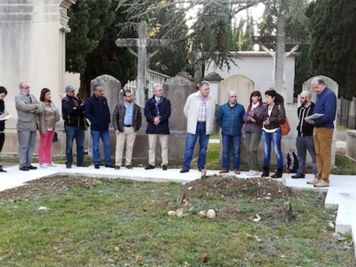 Un momento de la visita de la Corporación al espacio del cementerio habilitado para enterramientos musulmanes. (AYUNTAMIENTO DE IRUÑEA)