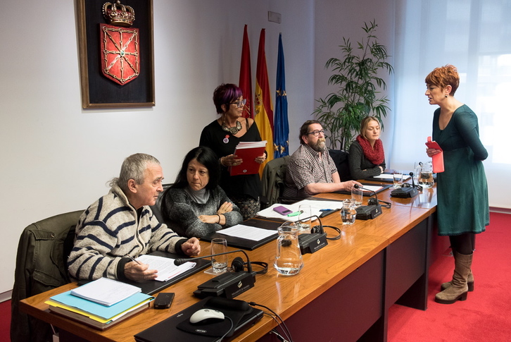 Las parlamentarias Tere Sáez (Podemos-Ahal Dugu) y Bakartxo Ruiz (EH Bildu), con los representantes de SF 78 Gogoan. (Iñigo URIZ/ARGAZKI PRESS)