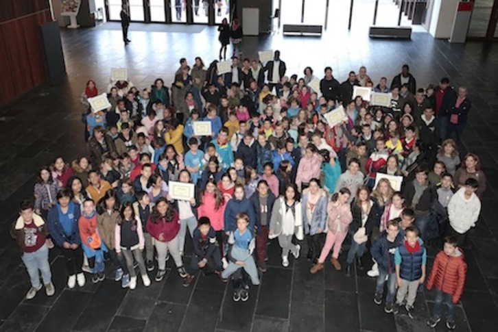 Niños, niñas y adolescentes reconocidos por su participación en el diagnóstico del I Plan de Infancia y Adolescencia de Iruñea. (AYUNTAMIENTO DE IRUÑEA)