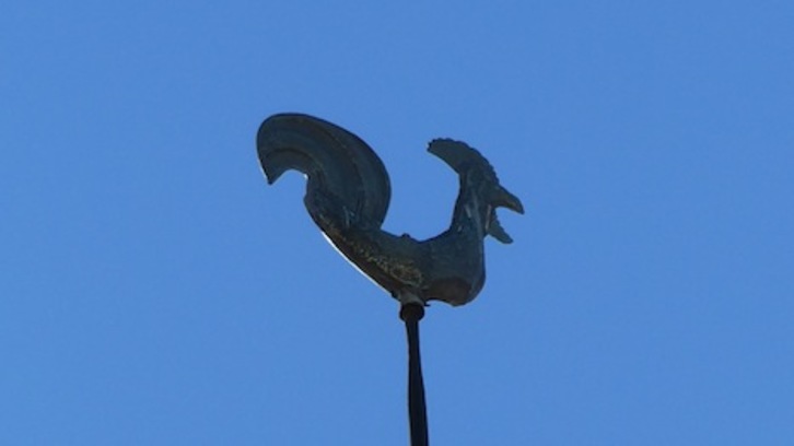 El famoso gallo que corona una de las torres de la iglesia de San Saturnino de Iruñea. (FOTOGRAFÍAS: Iñaki VIGOR)