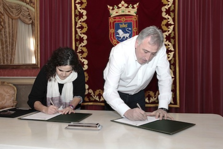 Firma del acuerdo del Ayuntamiento de Iruñea y CEAR para acoger refugiados. (AYUNTAMIENTO DE IRUÑEA)