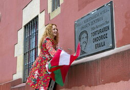 Tamara Muruetagoiena, junto a la placa que recuerda a su padre Esteban -en el recuadro- en Oiartzun.