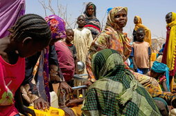 Refugiadas sudanesas cogen agua en el campo de refugiados de Farchana (Chad).