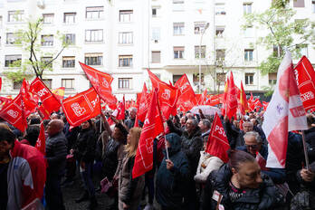 Afiliados y simpatizantes del PSOE en la calle Ferraz de Madrid.