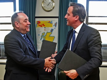 David Cameron y Alex Salmond, tras rubricar el acuerdo. (Gordon TERRIS/POOL/AFP)