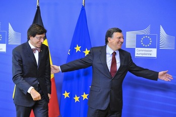 El presidente de la Comisión Europea, Jose Manuel Barroso, con el primer ministro belga, Elio di Rupo, quien ha visto como crece el independentismo flamenco. (Georges GOBET/AFP PHOTO)