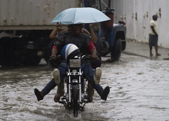 El huracán ‘Sandy’ ha provocado inundaciones en las calles de la República Dominicana. (Erika SANTELICES/AFP)