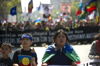 Mapuches protestan en las calles de Santiago de Chile para exigir la restitución de sus tierras. (Martin BERNETTI/AFP)