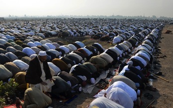 Miles de afganos rezan durante la fiesta islámica del sacrificio. (A. MAJEED/AFP)