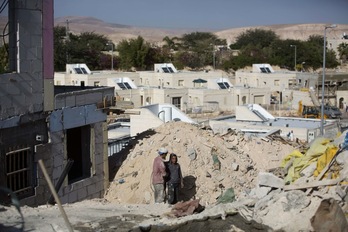 Dos palestinos trabajan en la construcción de una vivienda en la colonia judía de Alon, en Jerusalén Este. (Menahem KAHANA/AFP) 