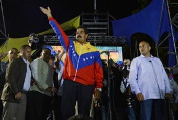 Maduro saluda a sus seguidores tras conocer los resultados de las elecciones. (Juan BARRETO/AFP)