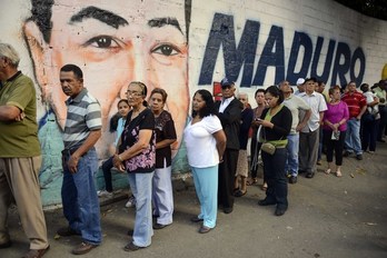 Ciudadanos venezolanos, esperan para ejercer su derecho al voto. (Leo RAMIREZ/AFP)