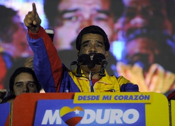 Maduro se dirige a sus seguidores para confirmar su victoria electoral. (Juan BARRETO/AFP)