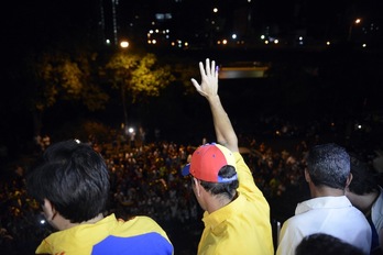 Capriles saluda a sus seguidores en la noche electoral. (Leo RAMIREZ/AFP)