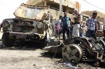 Ciudadanos observan los daños provocados por una de las explosiones registradas en Bagdad. (Ali AL-SAADI/AFP PHOTO)