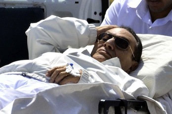 Hosni Mubarak, en su traslado al tribunal que le juzga. (Mohamed EL-SAHED/AFP PHOTO)