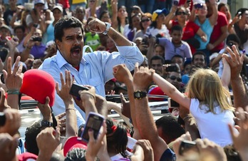 Nicolás Maduro rodeado de simpatizantes, en Caracas. (Luis ACOSTA/AFP)