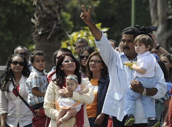  Nicolás Maduro rodeado de simpatizantes, en Caracas. (Luis ACOSTA/AFP)