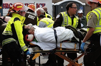 Una víctima de la explosión es atendido por los servicios sanitarios. (Jim ROGASH/AFP)