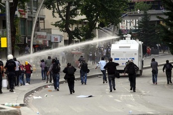 Un vehículo policial lanza un chorro de agua contra los manifestantes en el centro de Ankara. (Adem ALTAN/AFP PHOTO)