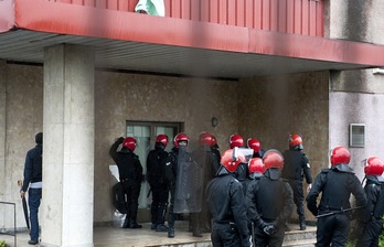 Los agentes de la Ertzaintza, desplegados ante las puertas de Troquenor. (Jon HERNAEZ/ARGAZKI PRESS)