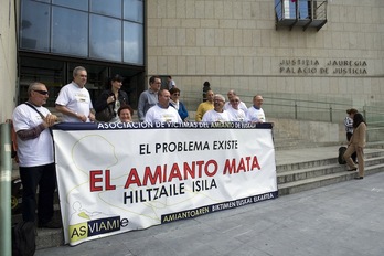 Concentración para denunciar las muertes por amianto (Juan Carlos RUIZ / ARGAZKI PRESS)