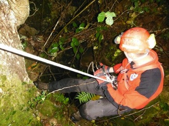 Un especialista desciende a una sima durante las labores de búsqueda. (SOS DEIAK) 