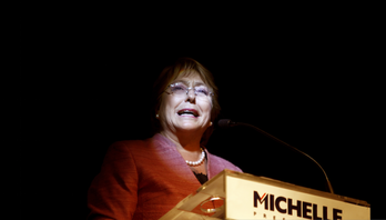 Michelle Bachelet toma la palabra en la sede electoral de su partido. (AFP PHOTO)