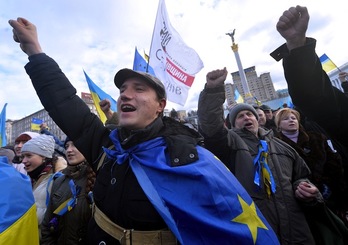 Un manifestante en Kiev con una bandera de la UE a la espalda. (Sergei SUPINSKY / AFP PHOTO)