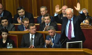 El primer ministro, Mikola Azarov, tras superar la moción de censura. (Sergei SUPINSKY/AFP) 