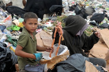 Hondureños buscando comida en el vertedero municipal de Tegucigalpa, el pasado 21 de noviembre. (Orlando SIERRA/AFP)
